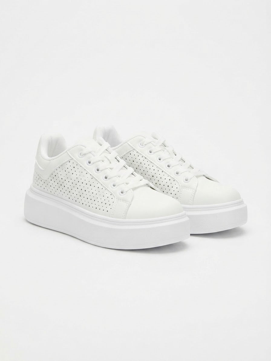 Białe sneakersy na platformie
