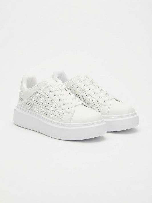 Białe sneakersy na platformie